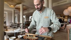 Elaboracin de un plato en Palmito, uno de los restaurantes del hotel La Zambra, en Mijas (Mlaga)