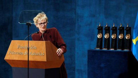 La estadounidense Siri Hustvedt, premio Princesa de Asturias 2019 de las Letras, pronuncia un discurso durante la ceremonia de entrega de los Premios Princesa de Asturias 2019 que se celebra este viernes en el Teatro Campoamor de Oviedo