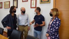 Susana Mart�nez y Pedro Mart�nez, gerentes de Maderas Siero, junto con el alcalde de Siero, �ngel Garc�a, y la concejala de Urbanismo, Susana Madera