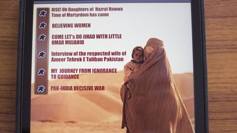 Contraportada con el �ndice de la revista femenina Sunnat-e-Khaula lanzada por los talibanes paquistan�es