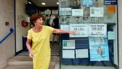 Carmela Daz seala algunos de los carteles con los ltimos premios que ha dado