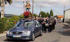 La banda Eduardo Pondal, tras el veh�culo encargado de portar la imagen del santo. 
