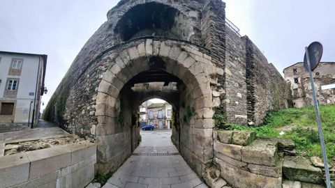 Muralla de Lugo, con el cuerpo de guardia arriba que tuvo Porta Mi