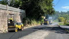 Un momento das obras de asfaltado na estrada de Bai�n-Andr�s