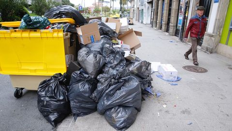 Segundo da (mircoles) con la basura de las calles sin recoger