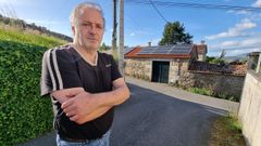 Fernando Mart�nez, este mi�rcoles, ante la vivienda que quiere destinar a alquiler tur�stico en Portas