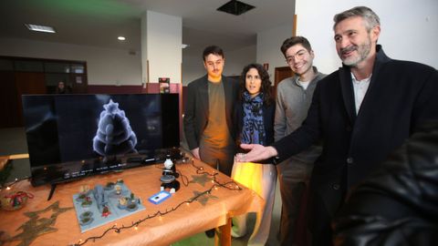 Alberto Varela visitando o ano pasado a rbore de Nadal mis diminuta do mundo, que ser exposta de novo no Pieirio. Ao seu carn, Adrin Seijas, o deseador