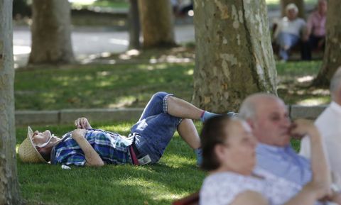 Las sombras escasearon en las zonas verdes en las horas centrales del d�a. 