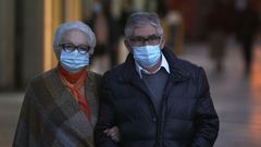 Dos personas con mascarilla