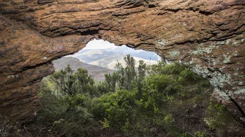 As pegadas que deixou o lume son ben visibles nas paredes de rocha da cavidade