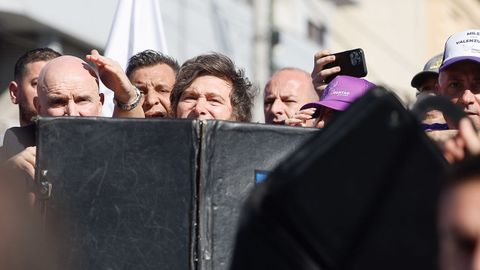 Javier Milei, protegido durante el lanzamiento de objetos en la caravana electoral