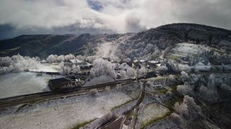 En O Cebreiro ya pudo verse un fino manto blanco debido a los primeros copos de nieve de la temporada.
