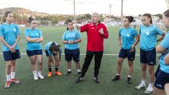 Tobaruela da instrucciones a las jugadoras del Rosal�a