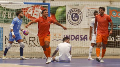 Meira y Pitero celebran el primer tanto de los laranxas este mircoles en Ferrol