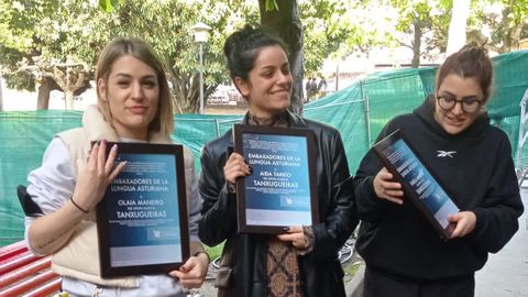 A�da Tarr�o, Olaia Maneiro y Sabela Maneiro, Tanxugueiras, embaxadores de la llingua asturiana