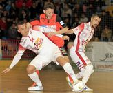 ElPozo construy� su victoria a partir de cada pugna. En la foto, Adri y Juampi superan a Iago M�guez. 