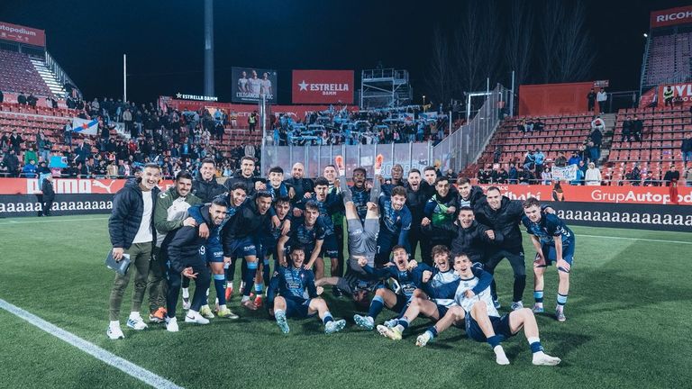 Los jugadores del Celta, con la habitual estampa de Radu haciendo el pino, celebran el triunfo de Girona posando con su afici&oacute;n presente detr&aacute;s.