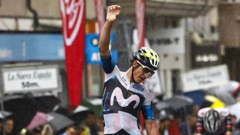 Iván García Cortina celebrando la victoria en la segunda etapa de la Vuelta a Asturias