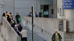 Varios pacientes esperan en el exterior del centro de salud de La Era en Oviedo, en una imagen de archivo