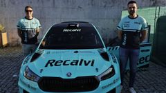 De la Puente, a la izquierda, y Pardo posan junto a su Skoda Fabia