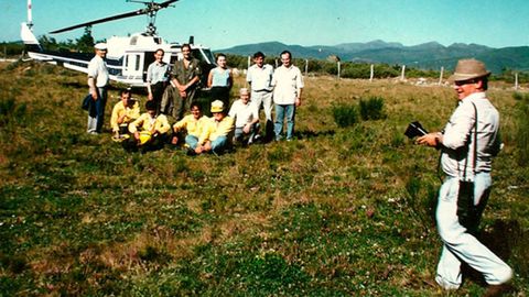 Manuel Castro, con la cmara, sacndole una foto a sus compaeros agentes forestales