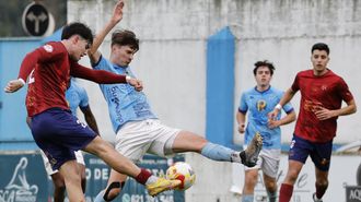 Rolle, que regresa tras causar baja por motivos laborales ante el Monta�eros, intenta taponar un disparo durante la visita del Estradense.