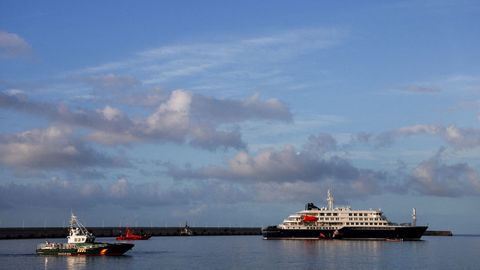 Una lancha realiza maniobras para el apoyo al crucero MV Hondius, afectado por un brote de hantavirus.