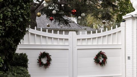 Exterior de la mansi�n en la que fueron hallados muertos