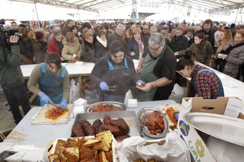 Navia de Suarna registr� un abarrote total de personas �vidas de saborear la androlla, producto del que se vendieron m�s de seis mil kilos. Acudi� Besteiro a la fiesta 