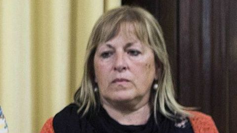 16. RAMONA BARRUFET SANTACANA. Miembro del Parlament. La Fiscal�a no pide penas de prisi�n para ella, pero s� solicita una multa de 10 meses con una cuota diaria de 100 euros por un delito continuado de desobediencia grave e inhabilitaci�n especial para empleo o cargo p�blico durante un a�o y ocho meses.