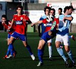 El medio carball�s Souto disputa un bal�n a Tarr�o ante la mirada de Gonzalo y Toni.