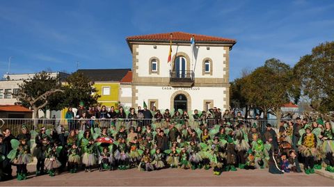 Comparsas en la plaza del Concello de Sober