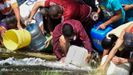 Vecinos de Caracas recogen agua del r�o Guaire ante los problemas de desabastecimiento