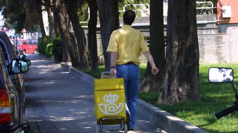 Imagen de archivo de un cartero repartiendo por Vigo