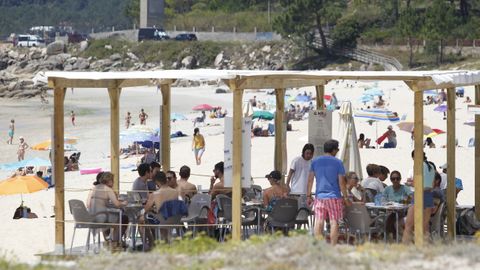 Terrazas llenas de baistas en la playa de Raeiros (O Grove)