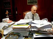 Germ�n Rodr�guez Conchado, trabajando en su despacho.