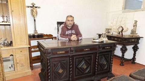 Manolo Pi�eiro leva m�is de d�as d�cadas � fronte da empresa lucense de compravenda C�sar Antig�edades.