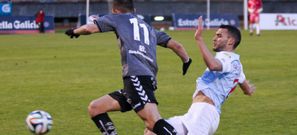 Josu, en una acci�n defensiva ante la Cultural Leonesa. 