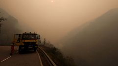 Bomberos entre el humo generado por los incendios de Degaa y Cangas del Narcea 