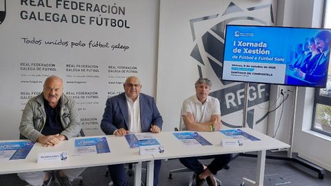 Presentaci�n de la Jornada de Gesti�n. De izquierda a derecha: Eduardo Blanco, presidente de Agaxede; Pablo Prieto, presidente de la RFGF; y Diego Batalla, secretario general de la RFGF.