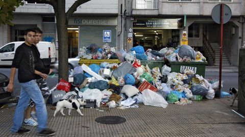 La plantilla del servicio de recogida de basura de Ourense fue por ltima vez a la huelga hace quince aos. En aquella ocasin, la movilizacin exiga la readmisin de una trabajadora despedida. Tras seis das de paro, con basura acumulada en las calles (en la foto), la UTE concesionaria cedi y ella es hoy en da la presidenta del comit de empresa. En el ao 2021 hubo otro amago de huelga, en este caso para reclamar incrementos salariales, pero se desconvoc en el ltimo momento.