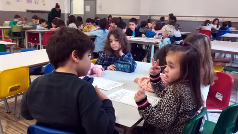 Alumnos y alumnas del Colegio P�blico Jovellanos en una de las sesiones de redacci�n de cartas a los Reyes Magos