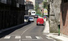 Las labores de asfaltado en las carreteras N-550 y N-640, a su paso por Caldas, provocan atascos. 