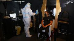 Preparaci�n para hacer un test de covid en un local de ocio nocturno de Sanxenxo