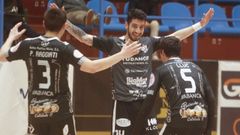 Joaki, que firm� un doblete, celebra uno de sus goles con Raggiati y Lluc.