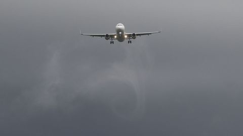 Avin aterrizando ayer en Lavacolla en medio de la tormenta