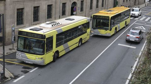 El autobs C6 en plena ruta, detenido en Virxe da Cerca.