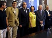 Intelectuales y catedr�ticos presentaron ayer en Madrid un manifiesto por una Espa�a federal, entre ellos �ngel Gabilondo (tercero por la izquierda) y Nicol�s Sartorius, (segundo por la derecha). 