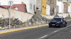 Un veh�culo policial delante del inmueble donde sucedieron los hechos 