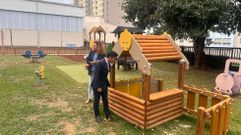 Visita del alcalde de Ferrol, Jos� Manuel Rey Varela, al CEIP Ledicia, donde se renov� su parque infantil.